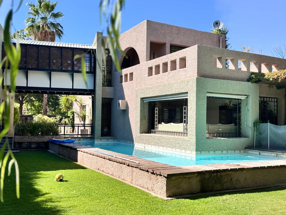 Casa en Venta en El Huerto, Chacras de Coria – Diseño Arquitectónico Único