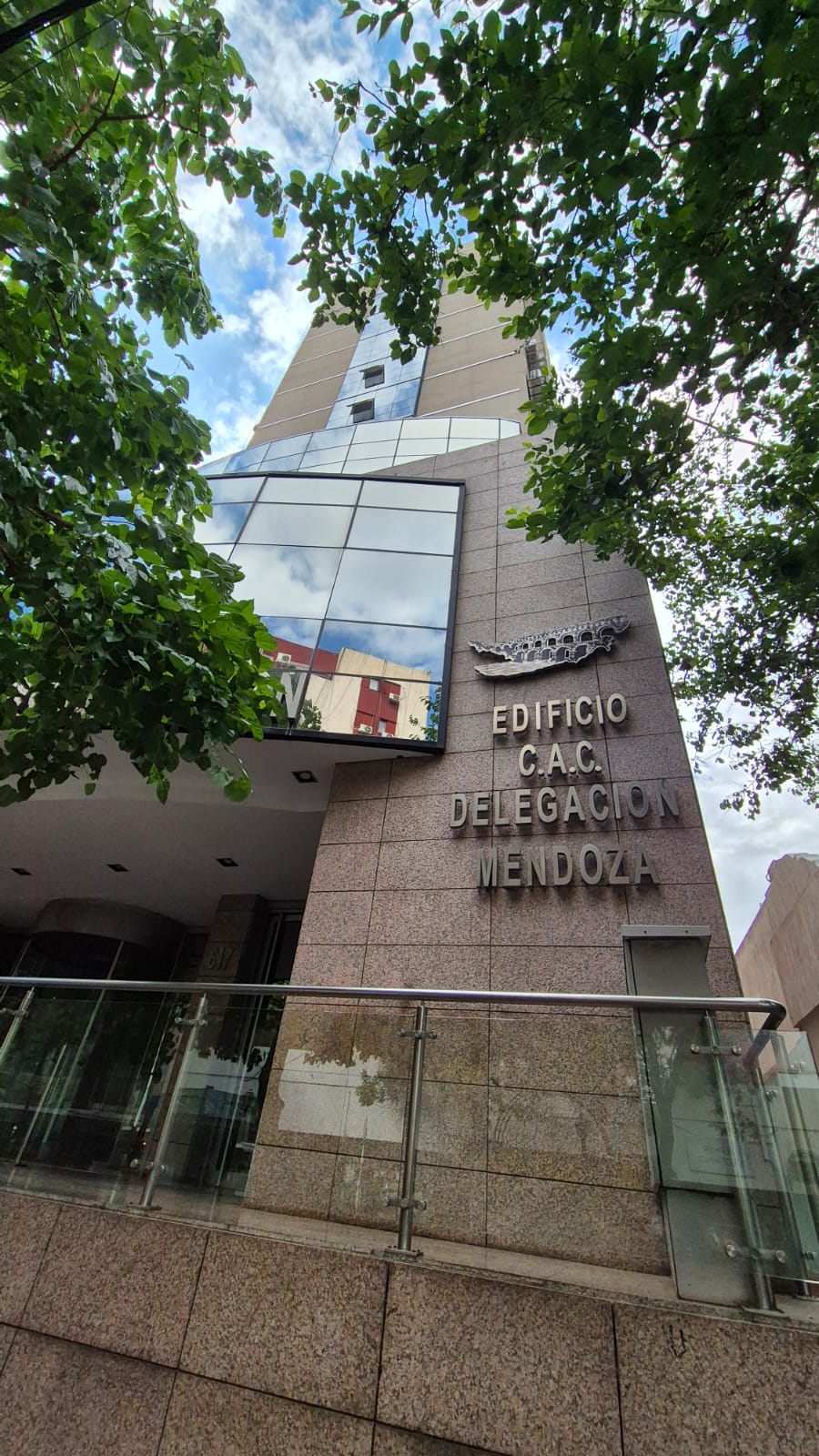 Alquiler de Luminosa Oficina en Edificio de La Cámara Argentina de Construcción